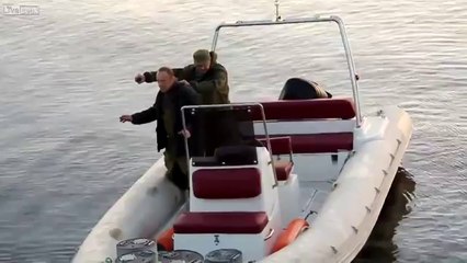 El Bombası ile Balık Tutmaya Çalışan Adamlar