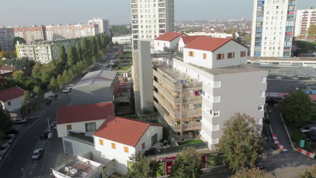 L'envers du décor: des maisons sur des immeubles