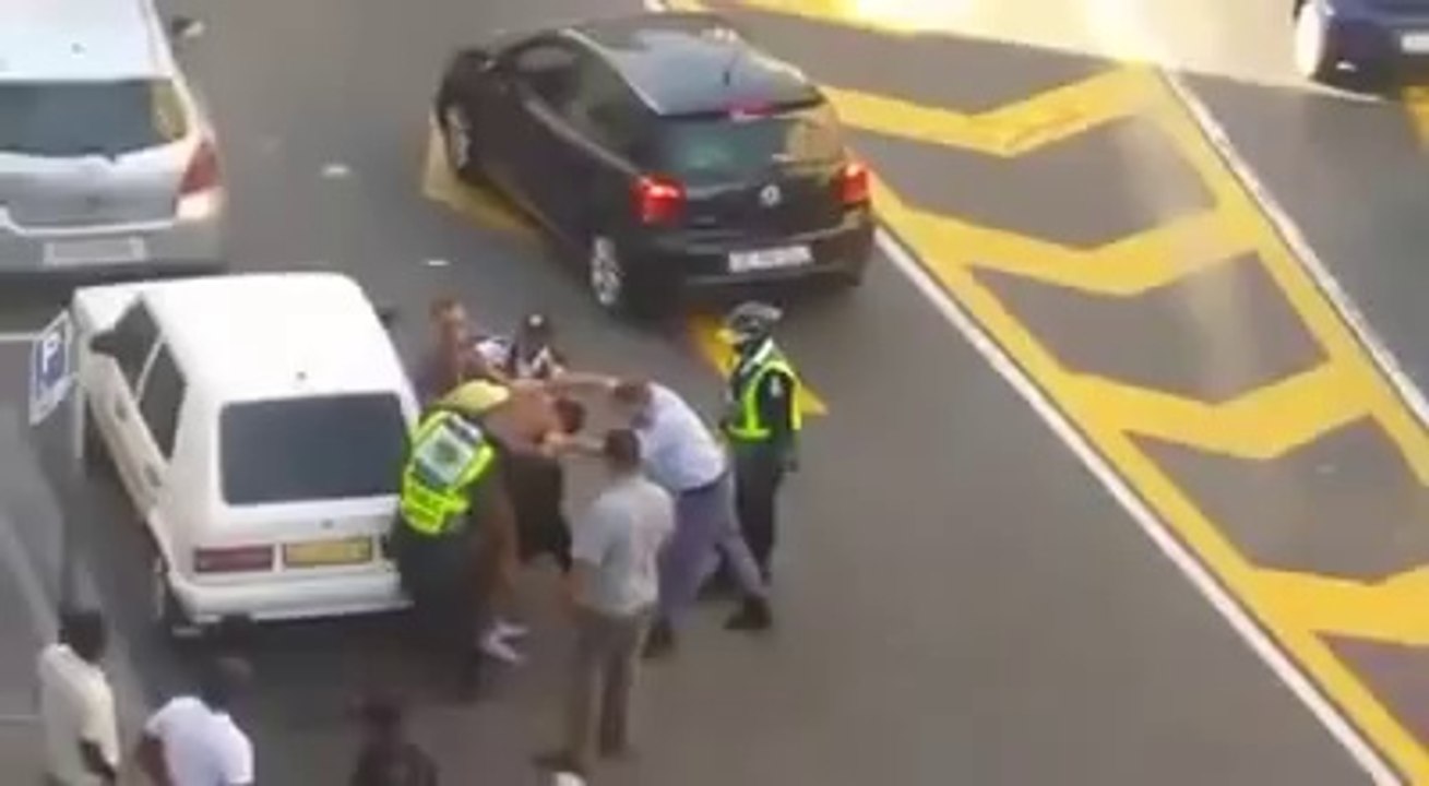 Des policiers sud-africains dénudent et passent un homme à tabac