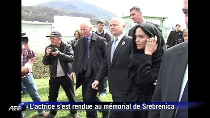 Bosnie: Angelina Jolie se recueille à Srebrenica