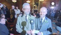 Grande-Bretagne: célébration des premiers mariages gays