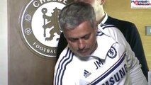 Jose Mourinho basın toplantısında basın mensuplarına fıstık dağıttı
