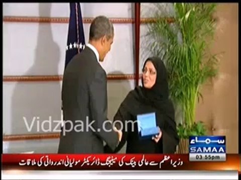 Dr.Maha recieves the Woman of Courage award from Obama