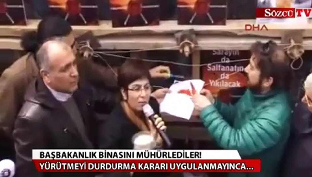 Başbakanlık binasını mühürlediler!