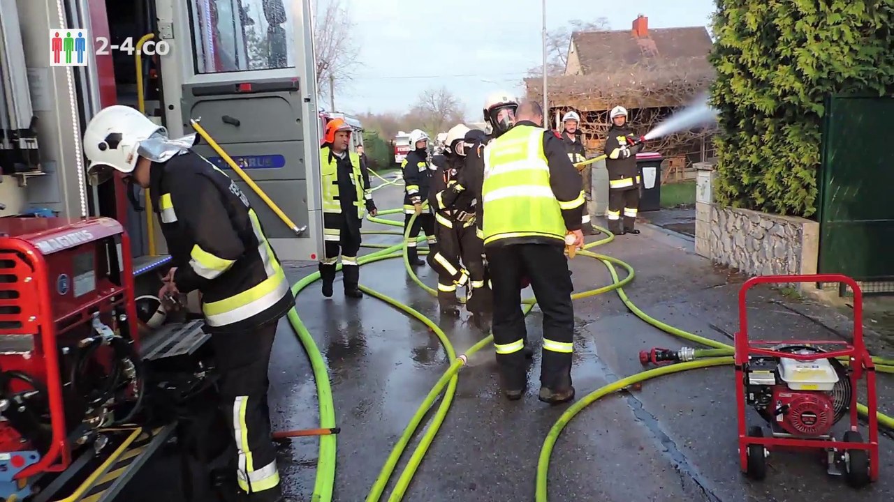 Polizei und Feuerwehr retteten Pensionisten aus brennendem Haus (HD)