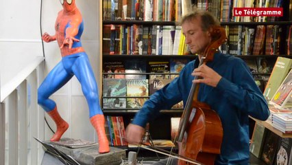 Vannes. Mini concert de Bruno Cocset