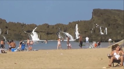 Énormes vagues à la plage. (Porto Rico)