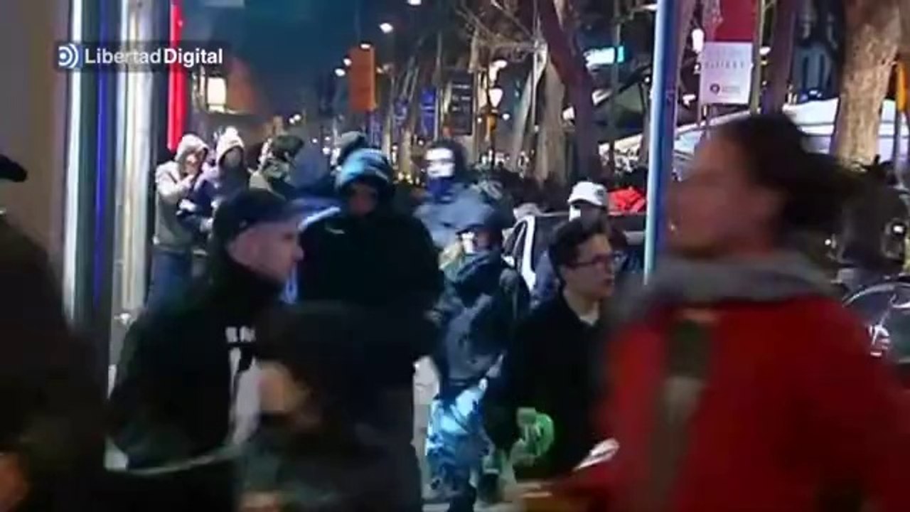 Graves disturbios en Barcelona tras la manifestación de apoyo a Gamonal(360p_VP8-Vorbis)