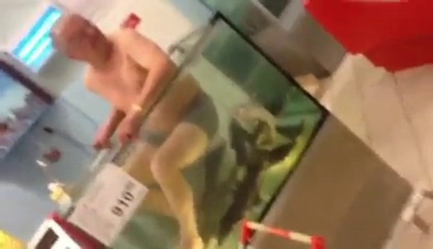 Un russe bourré au rayon poissonnerie d'un supermarché... Dingue!