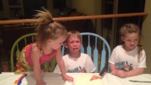 Un gamin apprend qu'il va avoir une sœur.. Et il n'est vraiment as content!
