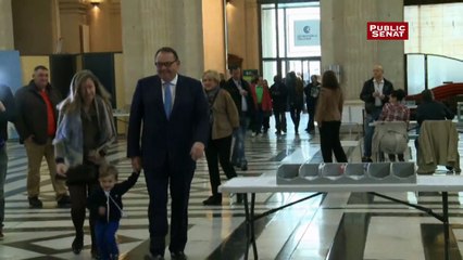 Municipales 2014 à Marseille : Patrick Mennucci vote