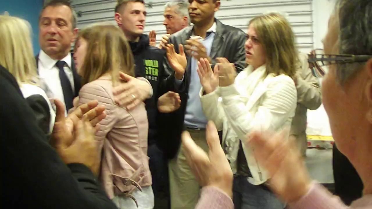 Avignon - L'émotion de Bernard Chaussegros (UMP) et de sa famille après l'annonce des résultats marquant la fin de la campagne 2014.