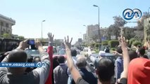 عناصر الأخوان يقطعون الطريق أمام مسجد السلام لمنع قوات الأمن من الأقتراب منهم