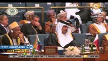 شاهد.. أمير قطر يضع ساقه في وجه الزعماء العرب