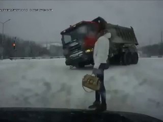 Une Piétonne distrait un Poids Lourd