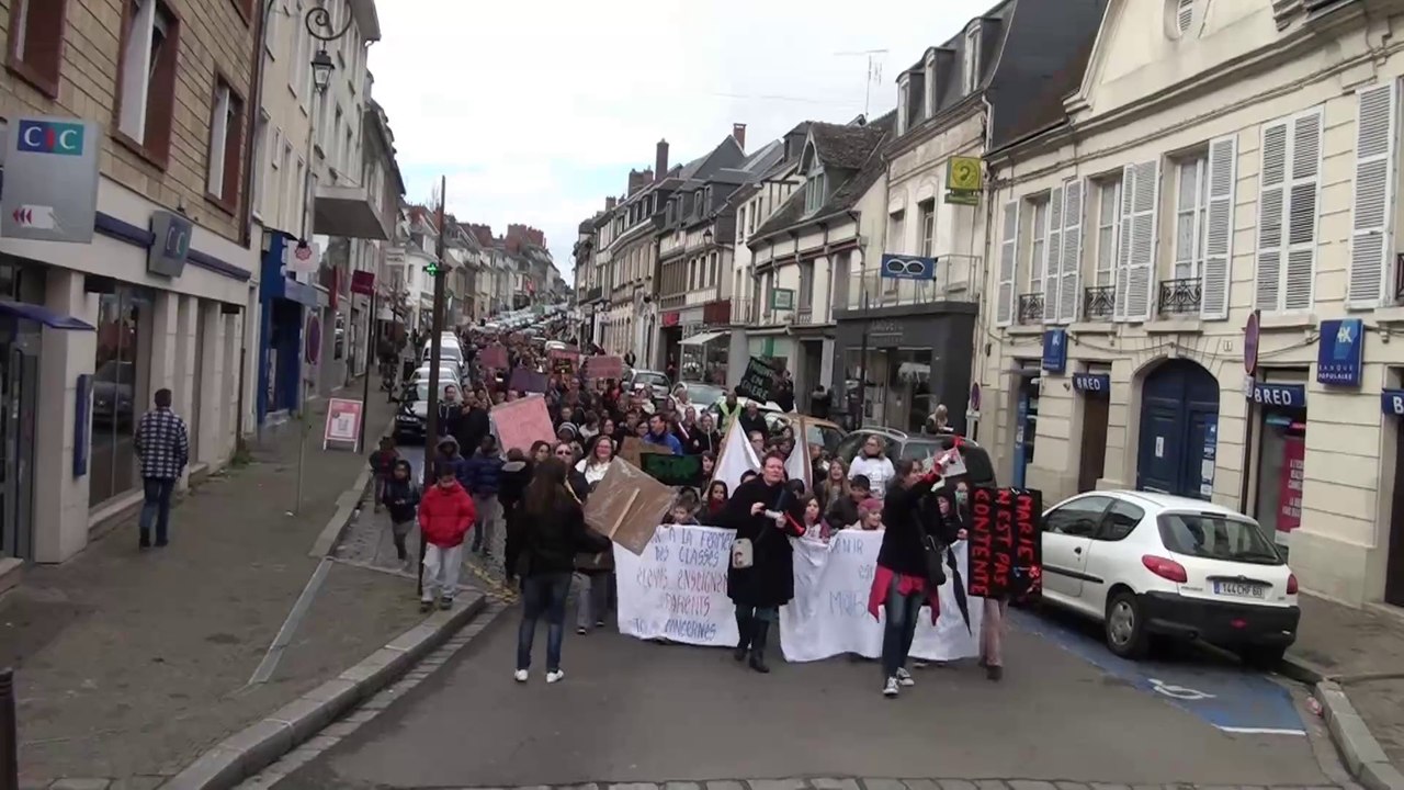 manifestation contre la fermeture de 3 classes mars 2014