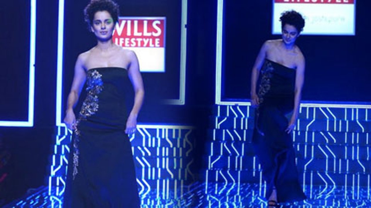 OOPS! Kangana Ranaut Falls On The Stage