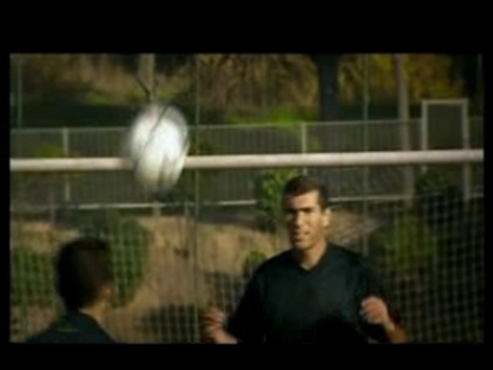 Zidane joue un peu