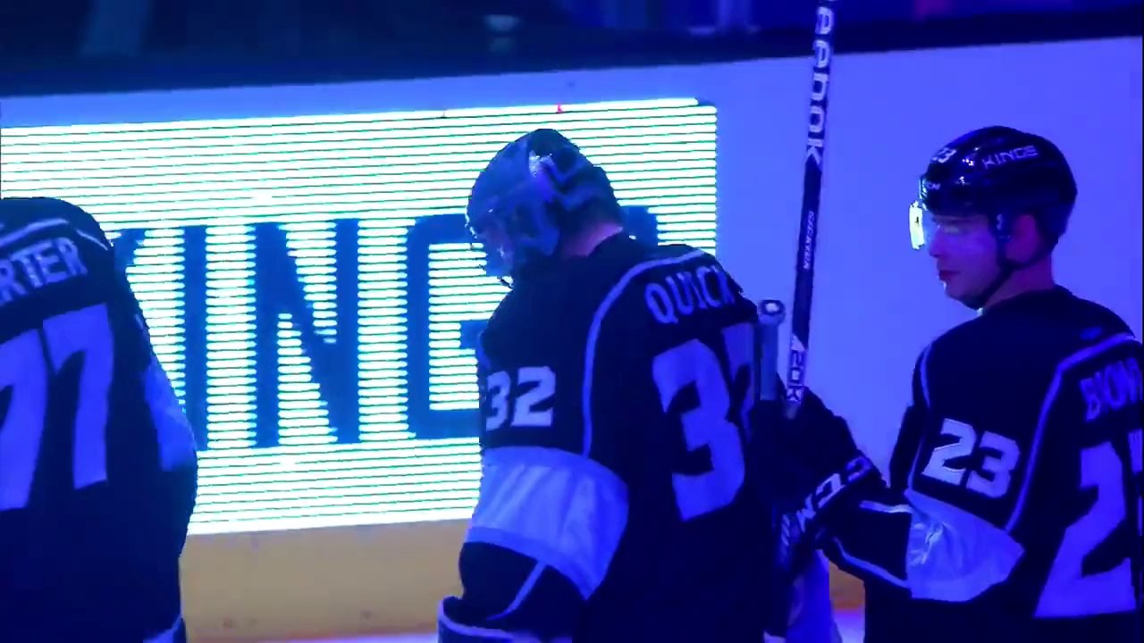 Le gardien des Kings sauve un but en faisant le coup du scorpion!