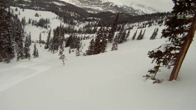 Un skieur tombe d'une falaise en pleine descente! Violent...