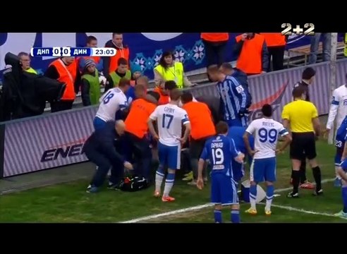 Réactions énorme de joueurs de foot quand leur pote tombe inconscient.