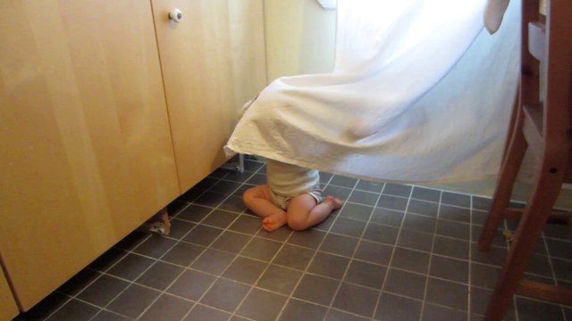 Lukas joue à cache-cache