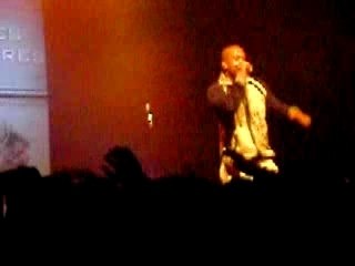 rohff se pren 1 bouteil d'eau_