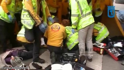 Dos heridos al colisionar un coche contra una moto parada