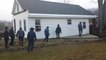 80 Amish déplacent une maison
