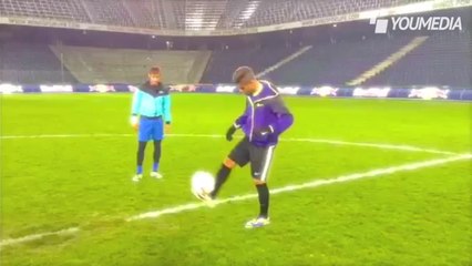Mastour incontra il suo idolo Neymar per una gara di palleggi