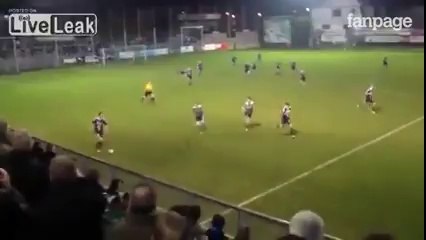 Avete mai visto una punizione calciata così?