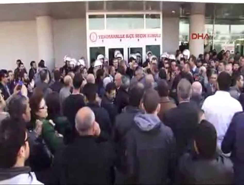 CHP’lilerin Yenimahalle İlçe Seçim Kurulu önündeki bekleyişi devam ediyor www.halkinhabercisi.com