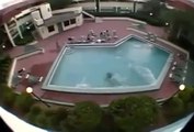 3. Katın Balkonundan Havuza Atlamak