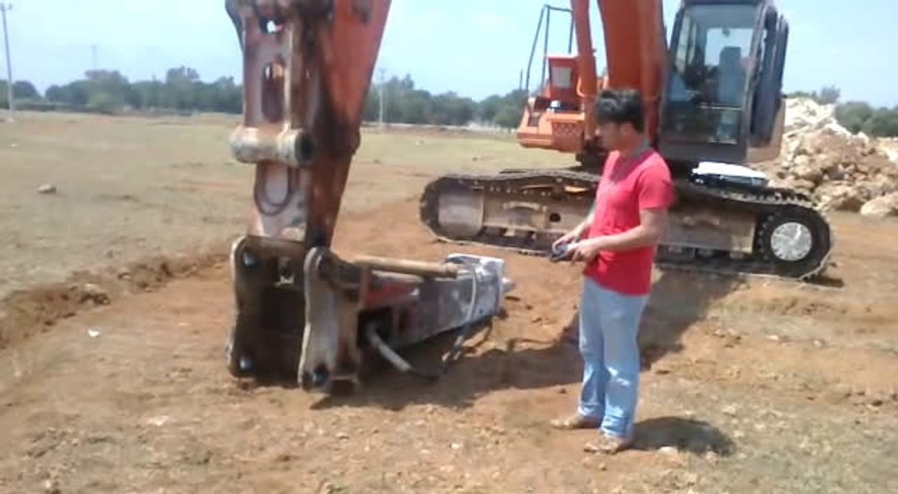 remote controller providing mounting varıous attachments to heavy machinary easily, quickly and by one person