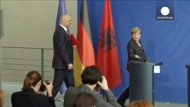 Angela Merkel: Ritiro truppe russe da confine ucraino non è abbastanza