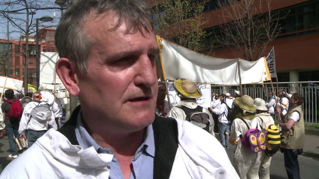 Des centaines d'apiculteurs manifestent près de Paris