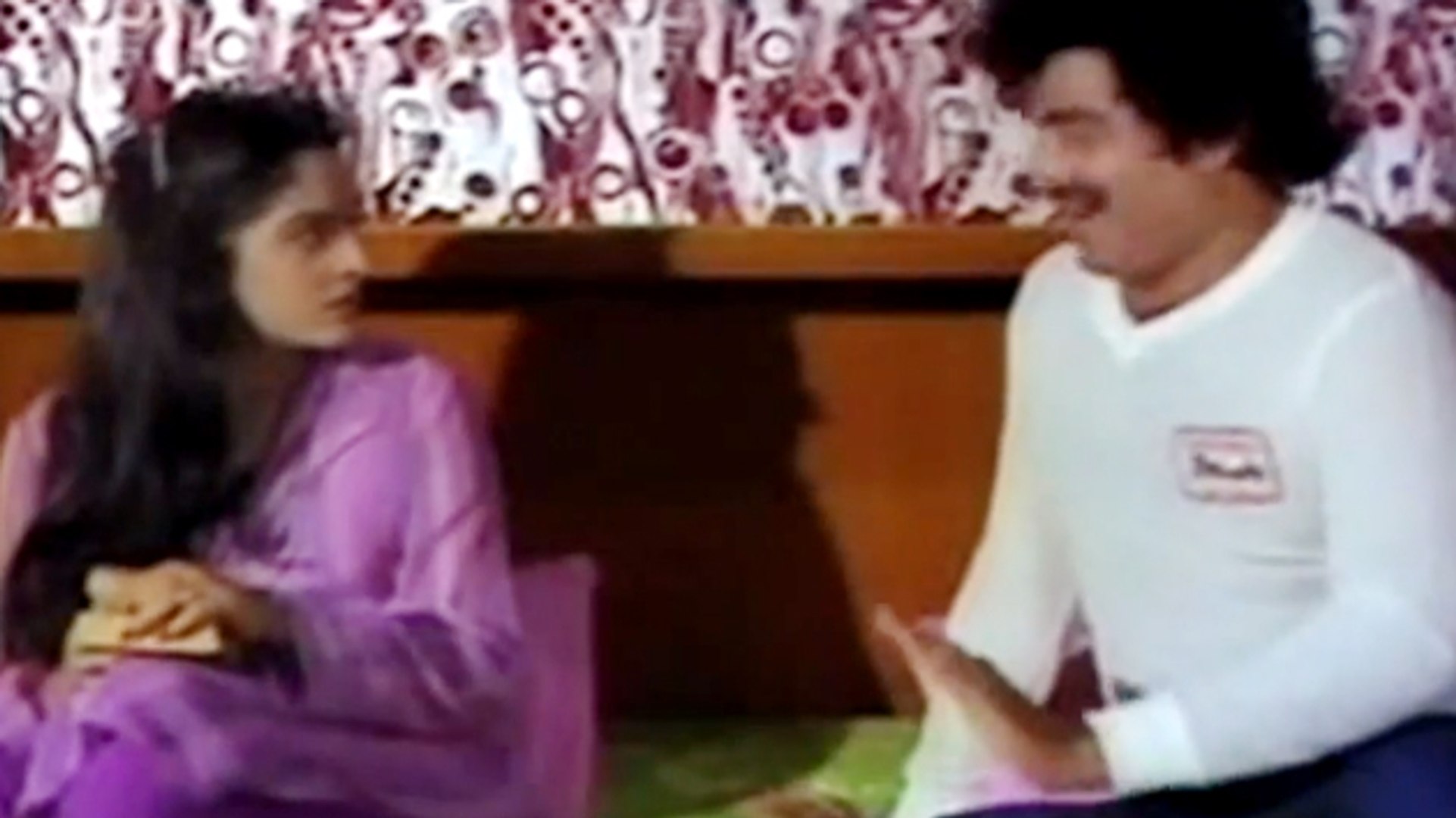 Jaya Prada Sex - Man Enters Jaya Prada Room | Krishnaarjunulu | Telugu Film - video  Dailymotion