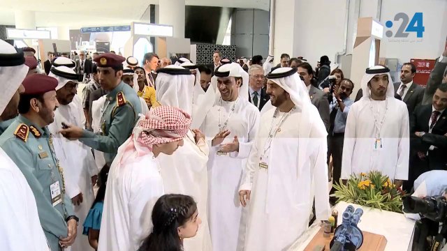 الشيخ سيف بن زايد مع أبناء الشهيد طارق الشحي في آيسنار