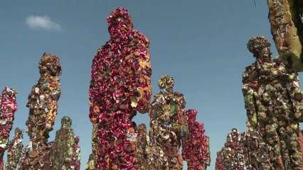 Les oeuvres controversées de HA Schult arrivent à Tel Aviv