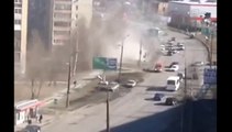 Rusya’da kaldırım temizleyen belediye aracı tozu dumana kattı