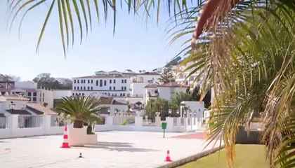 deux hélicoptères radio commandés portent une femme