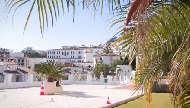 deux hélicoptères radio commandés portent une femme