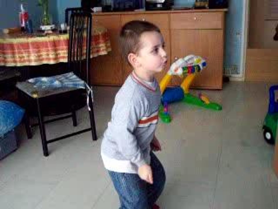 théo qui danse!