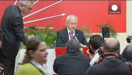 Miles de turcos protestan en Ankara por fraude electoral y piden el recuento de votos