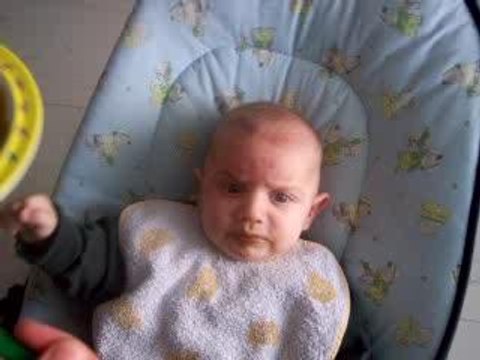 Lucas qui mange des epinards!!!!