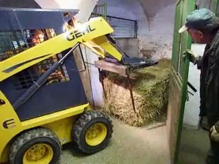 Mini Yükleyici Gehl1640 Balya Çatalı ile çiftlikte çalışıyor