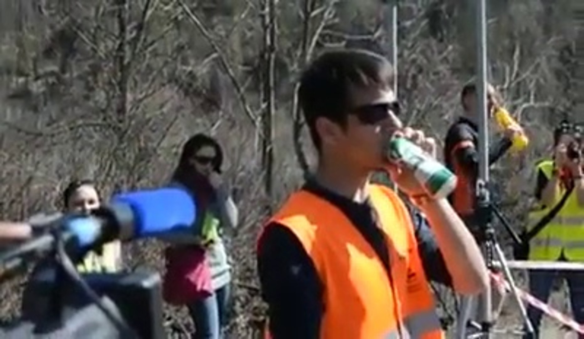 Ii Imite Le Bruit D Une Voiture De Rallye Avec Sa Canette De Biere Video Dailymotion