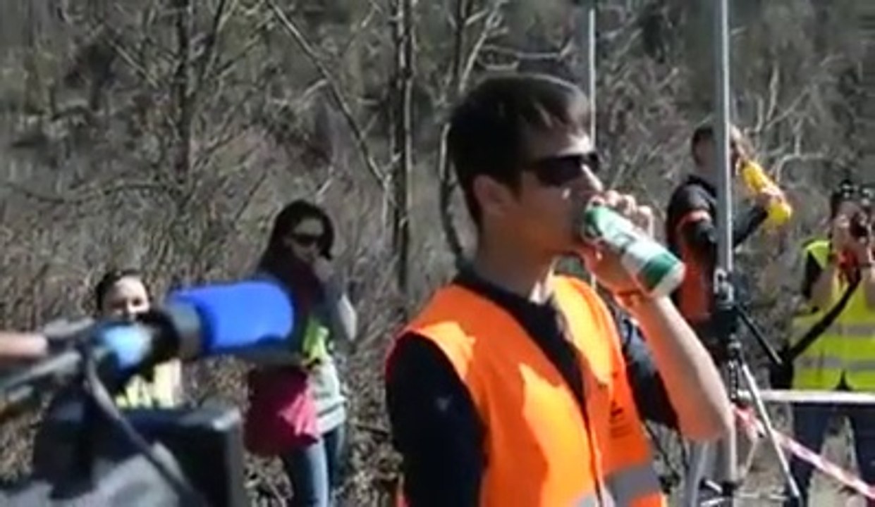 II imite le bruit d'une voiture de Rallye avec sa canette de bière!