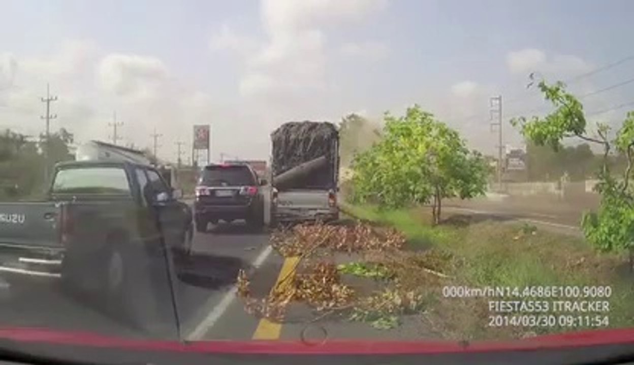 Bon gros crash : Camion contre 4x4... Et ça pique!