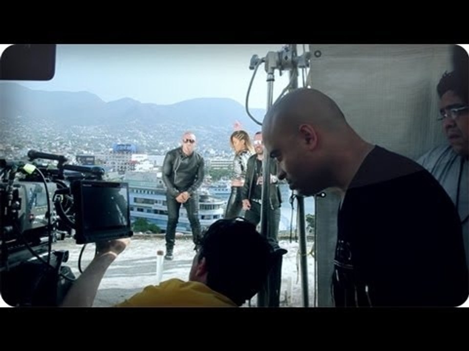 Wisin y Yandel feat. Jennifer Lopez - "Follow The Leader" (Acapulco Fans and Stunt Team)